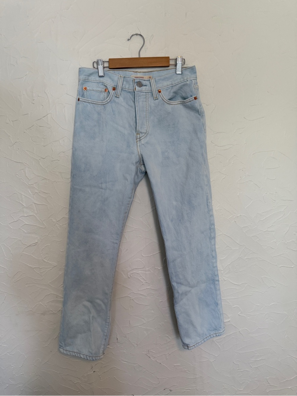 Levi’s Wedgie Straight Light Wash Jeans. Size 27